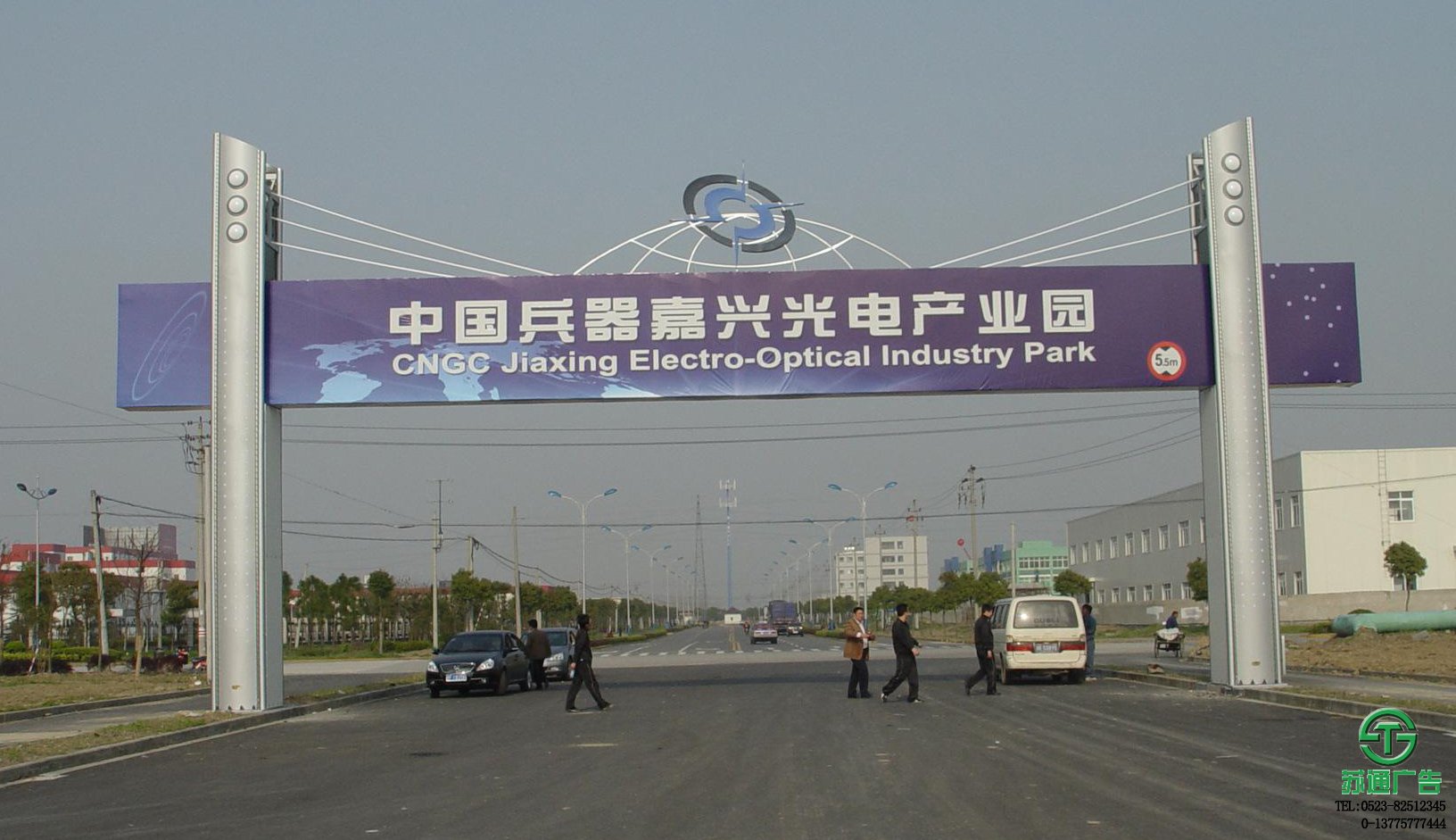 跨街廣告牌生產廠家提供周到的設計、制作、安裝、維護服務