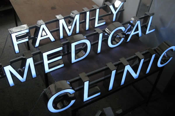 不銹鋼擴邊平面發(fā)光字制作公司