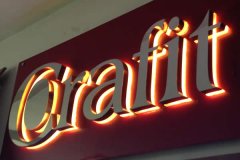 廣告招牌制作不銹鋼發光字在安裝過程中要注意哪些細節