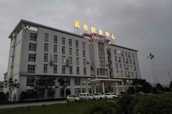 中裕科技樓頂發(fā)光字制作加工