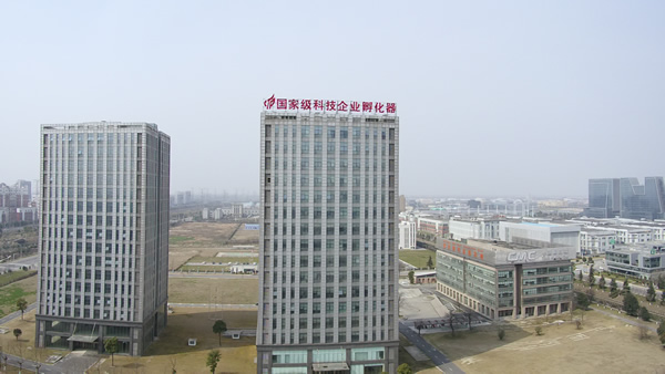 國家級科技企業(yè)孵化器樓頂發(fā)光字制作安裝